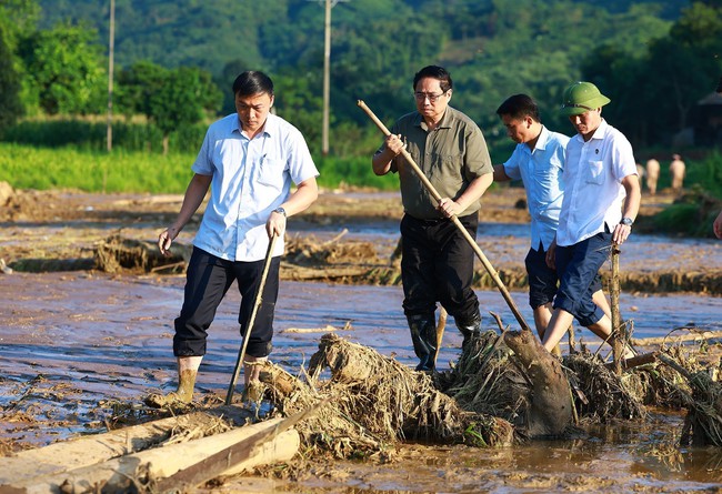 Thủ tướng Phạm Minh Chính thị sát tìm kiếm nạn nhân tại nơi sạt lở kinh hoàng - Làng Nủ, Lào Cai - Ảnh 1.